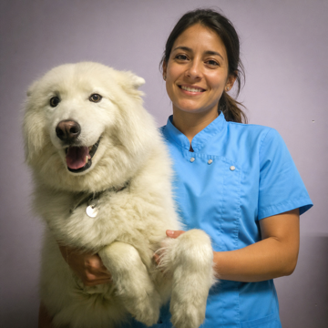 Dr. Monin M. con un perro