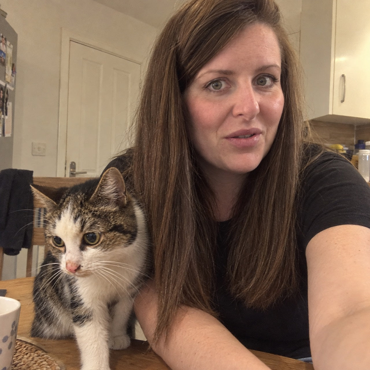 Selfie reconstitué par IA : Coline et son chat, pour illustrer les questions avant de commencer.
